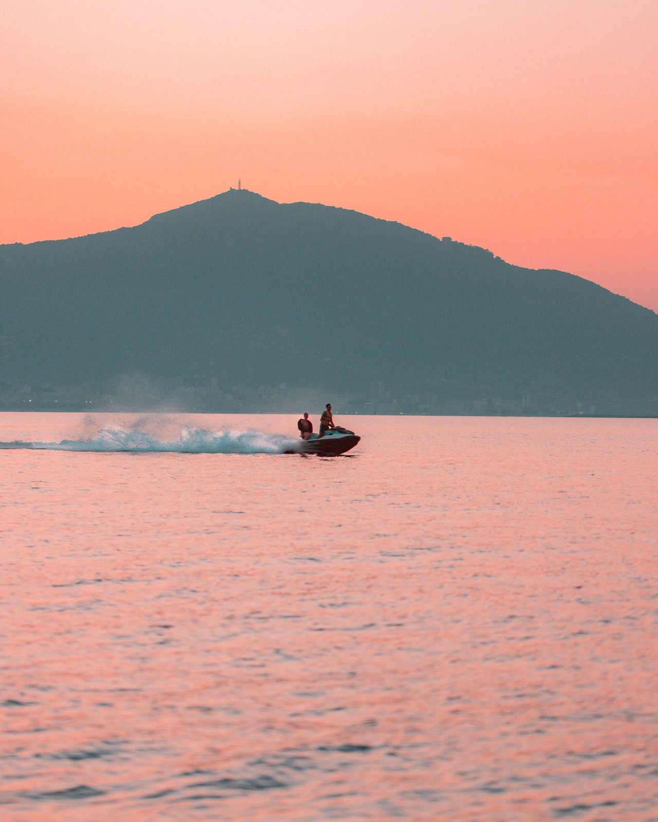 Jet ski Ajaccio, port<br />
Tino Rossi